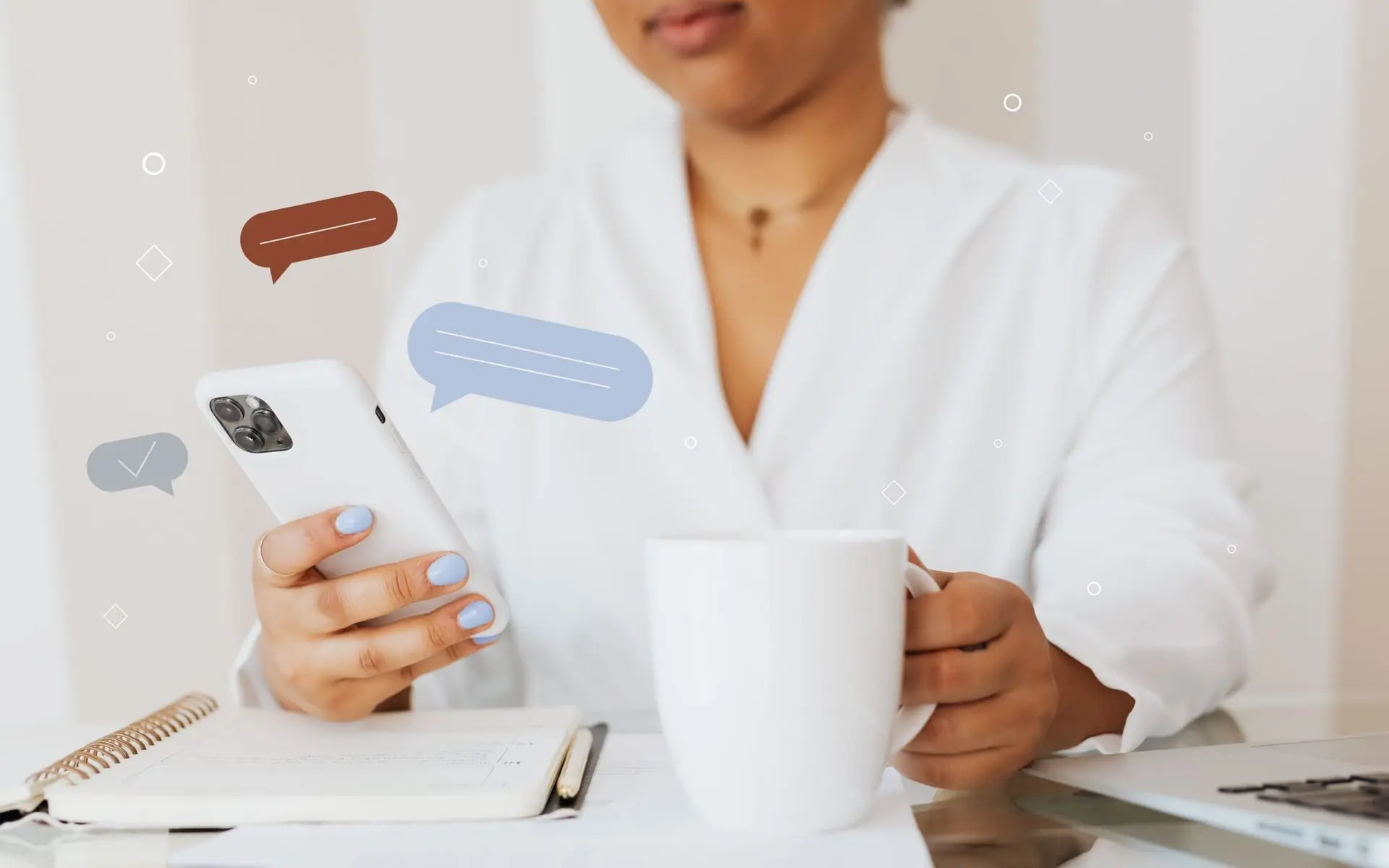 Mujer con blusa blanca sostiene un celular y una taza, con burbujas de chat ilustradas a su alrededor